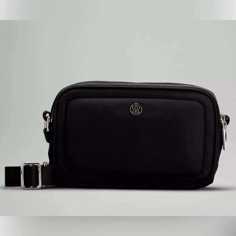 Lululemon crossbody camera bag 2L black